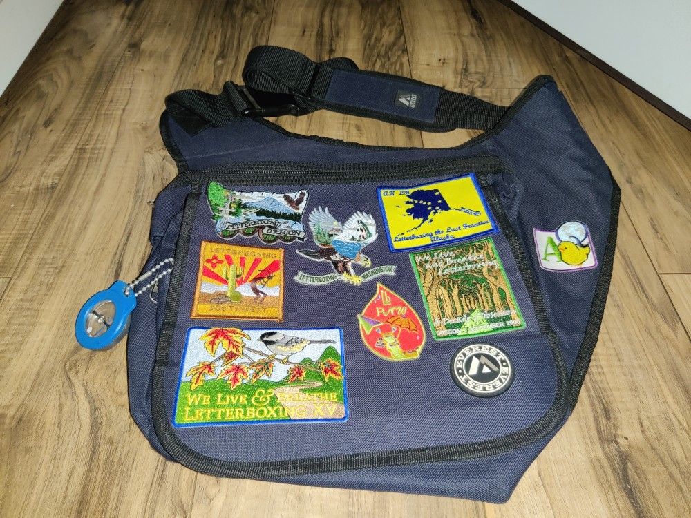Everest Side Satchel/Purse Cross Body Shoulder Messenger Bag With Patches.
*Some Of The Patches Are Coming Loose
*Sold As Is