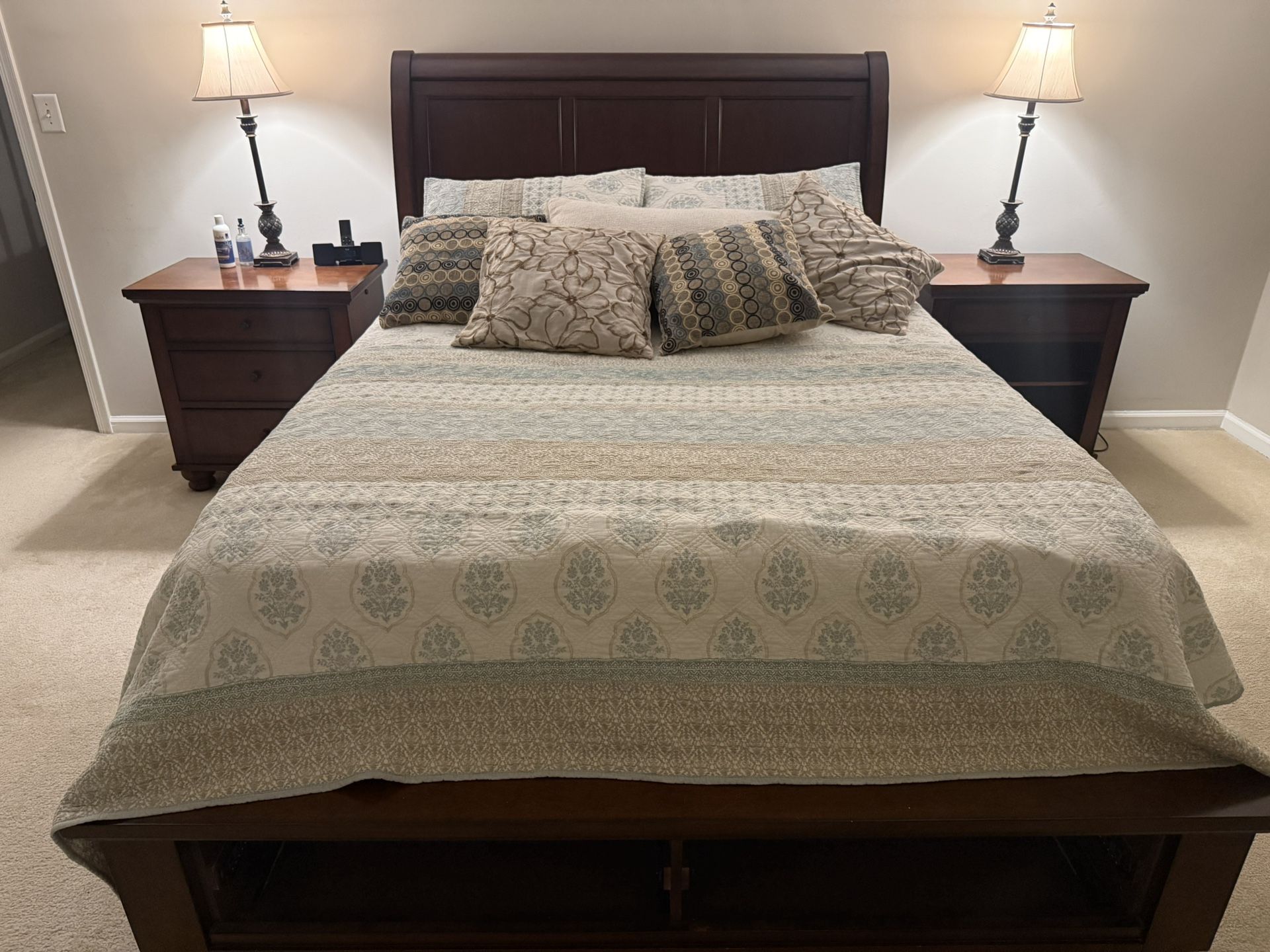 Aspen Home Queen Sleigh Bed W/drawers
