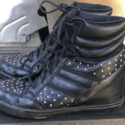 Top shop Women’s Black Leather /Studs Boots Size 37/7US are good condition, there is a scratched on middle top one of a shoes but the lid scratched wa