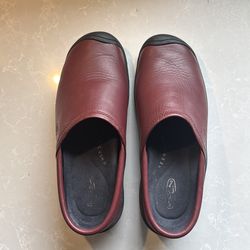Keen leather clogs
