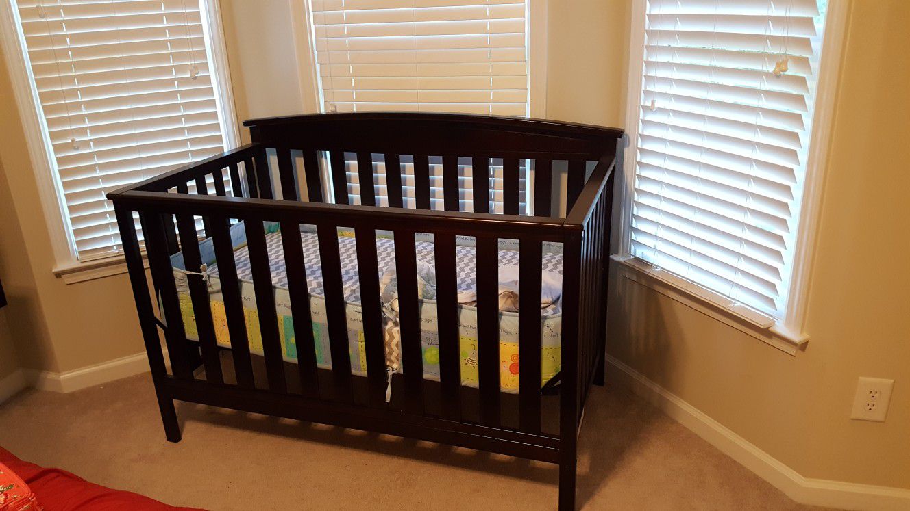 Baby crib that converts to a bed