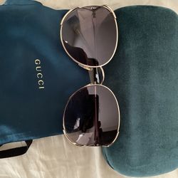 BNWT Ladies Auth Gucci sunglasses Black/Gold gucci logo
