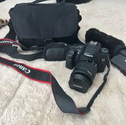 DSLR Canon Camera with RODE Mic