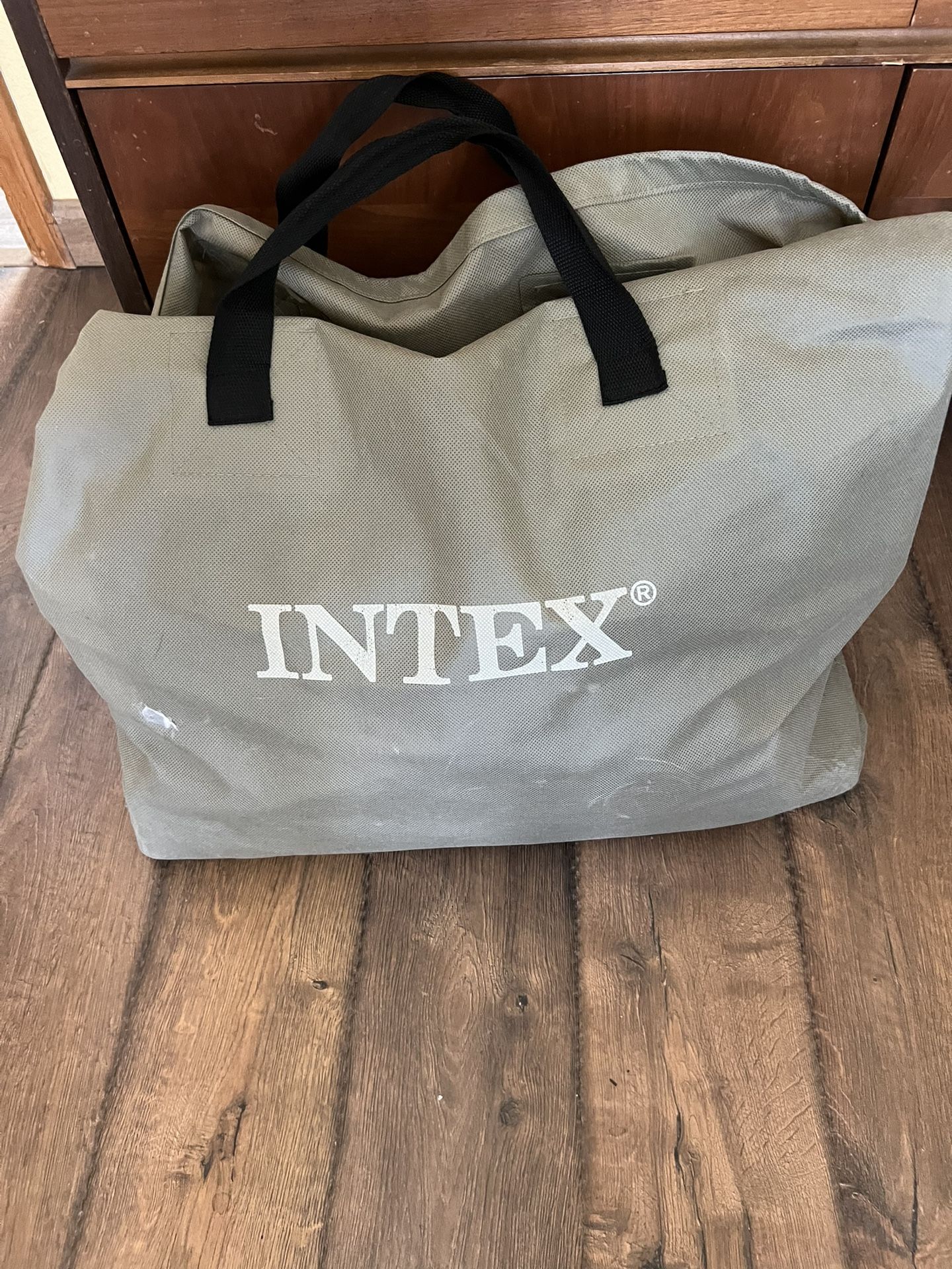 Intex 18” Queen Durabeam Airbed With Internal Electric Pump