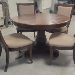 Bassett 48" Round Pedestal Dining Table & 4 Chairs