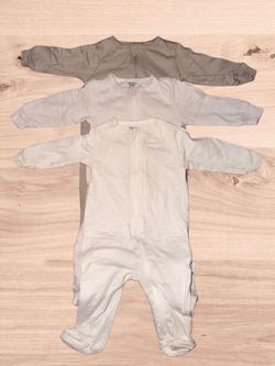 Gerber baby sleepers size 0-3 months