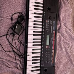 Yamaha Keyboard/ Piano 