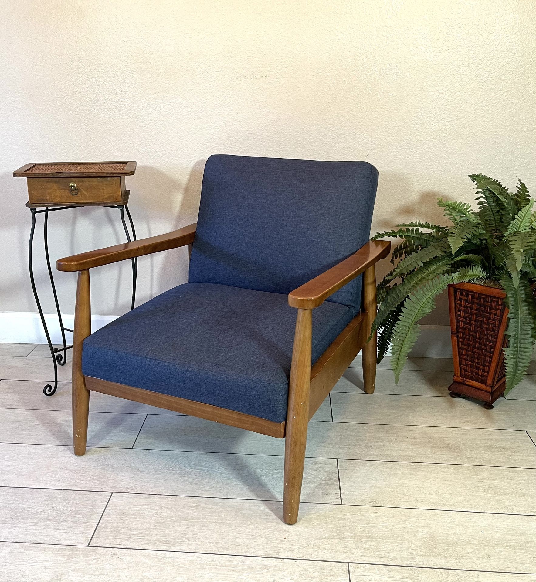 Mid Century Reclining Accent Chair with side table and plant All in the photos included.