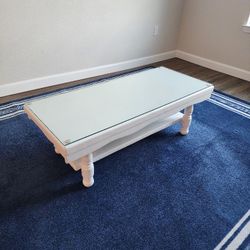 Large beautiful white coffee table with an removable glass center and 4 table runner. 