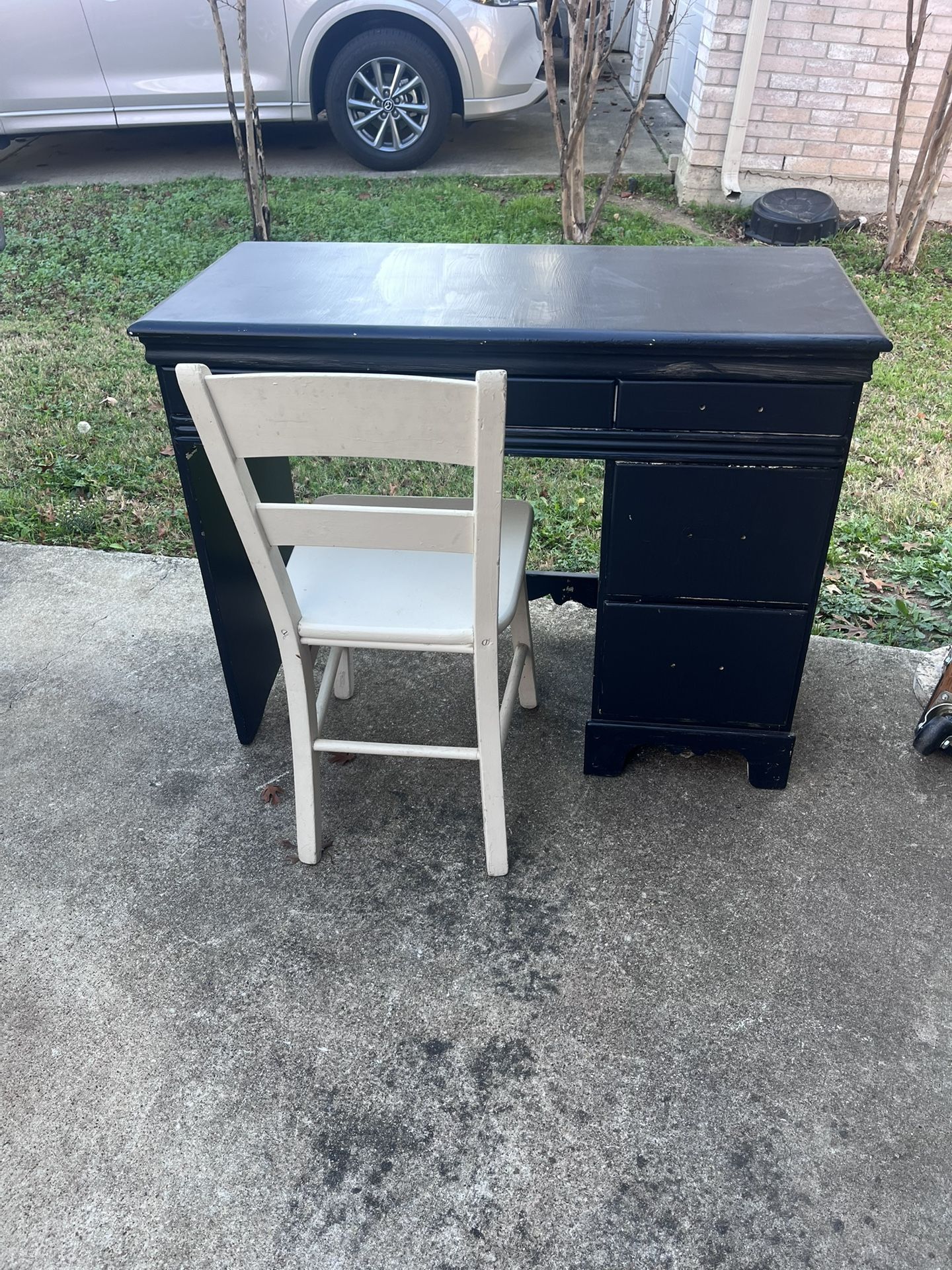 Used Desk N Chair Needs Knobs