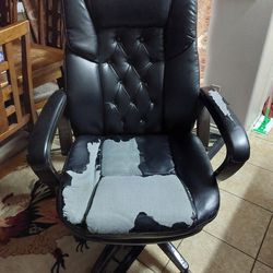 Office Chair $5 Very Comfortable Just Peeling $5