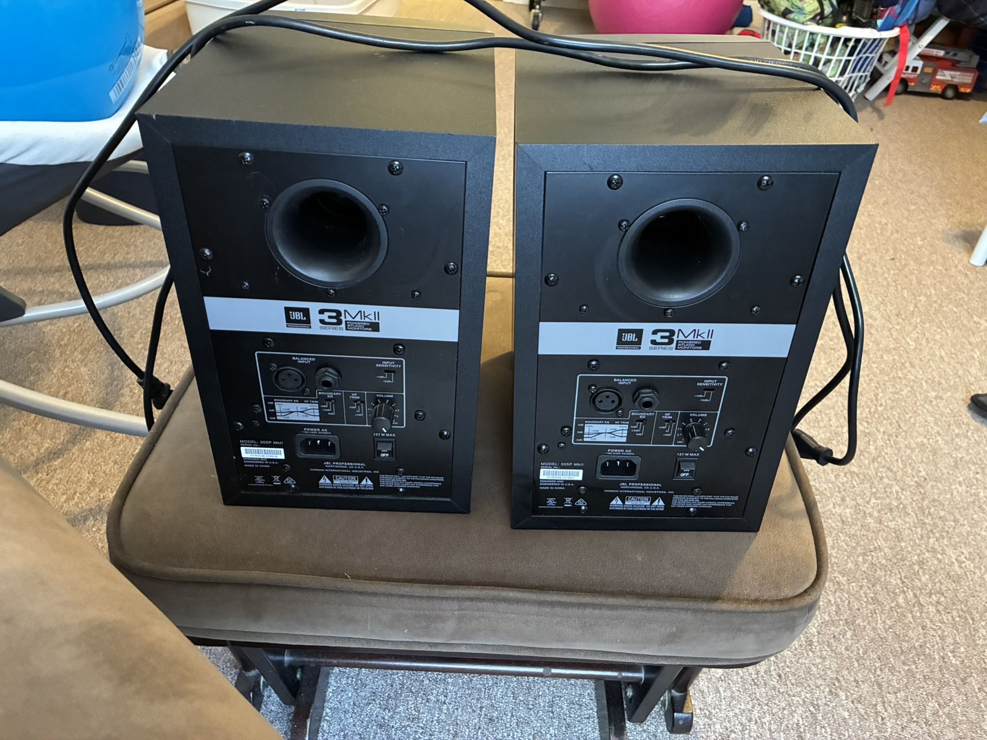 Studio JBL monitors 