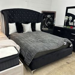 Black velvet king Size Bed Frame Mattress Included new in a box.     Cama negra king size Colchon Incluido Nueva en caja