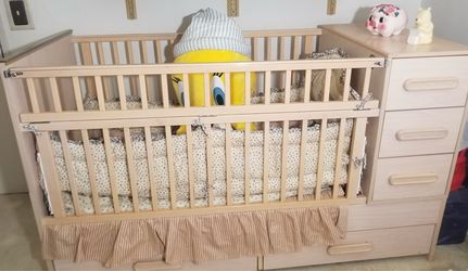 Wooden crib with drawers and mattress