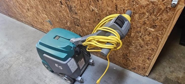 Tennant E5 Carpet Cleaner.
