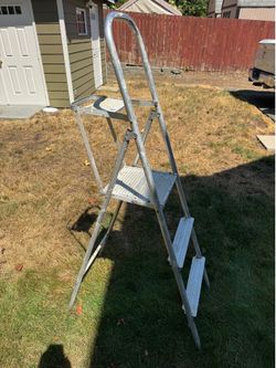 Aluminum step ladder