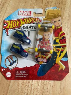 Hot Wheels Skate Marvel Captain Marvel Fingerboard Set