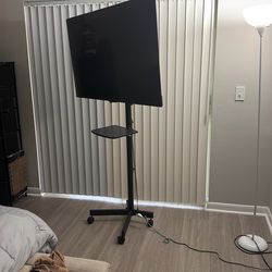 Omni Fire Tv 55” 4k + Wheels Stand