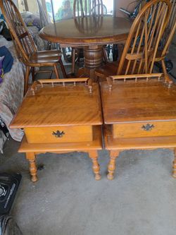 Dos mesitas para la sala de madera pura son pesadas y antiguas