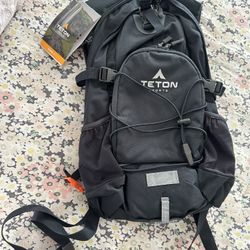 Teton Oasis Hydration Backpack – Lightweight Water Pack with Bladder for Hiking, Running, Cycling, Biking – 18L/22L Sizes – Sewn-in Rain Cover – Fits 