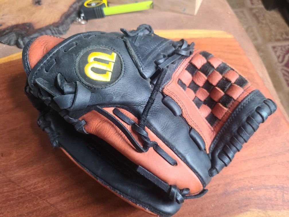 12 1/2" A500 Advantage Closed Cat Web All Positions Fast Pitch Softball Glove from Wilson (Worn on The Left Hand)