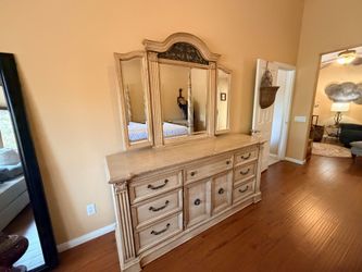 Lexington villa rey bedroom set