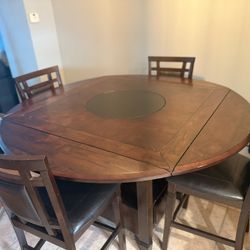 Raymour & Flanigan Dinner Table 