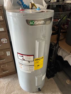WATER HEATER 40 gal Electric 2yo