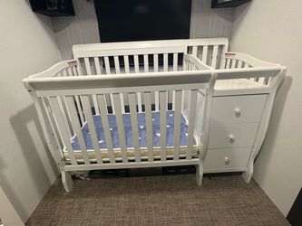 Mini crib with drawers