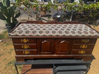 Vintage Lane Cedar Chest Bench with Sealed Key