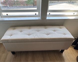Tufted storage bench