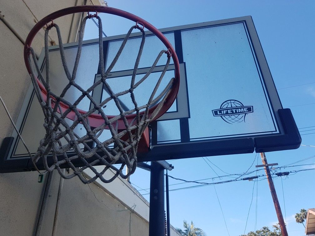 Basketball hoop