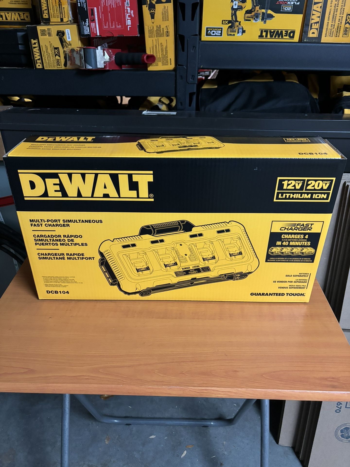 DEWALT DCB104 FAST CHARGER ( FOUR BATTERIES TOGETHERS )