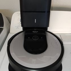 Like New...Roomba I6+Robot Vacuum 