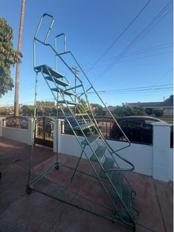 Warehouse rolling ladder