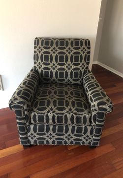 Chair with 4 matching decorating pillows