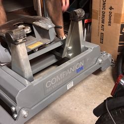 Fifth Wheel Hitch Companion BW