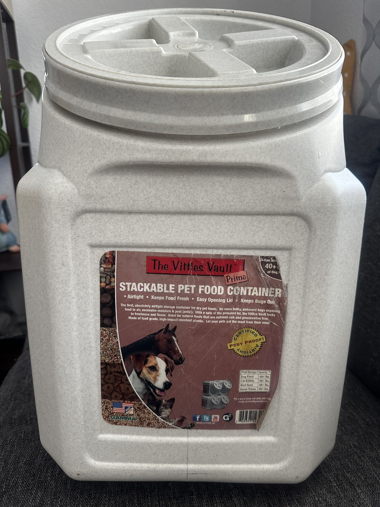 STACKABLE PET FOOD CONTAINER