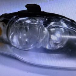 2009 Audi A4 Right head light halogen 