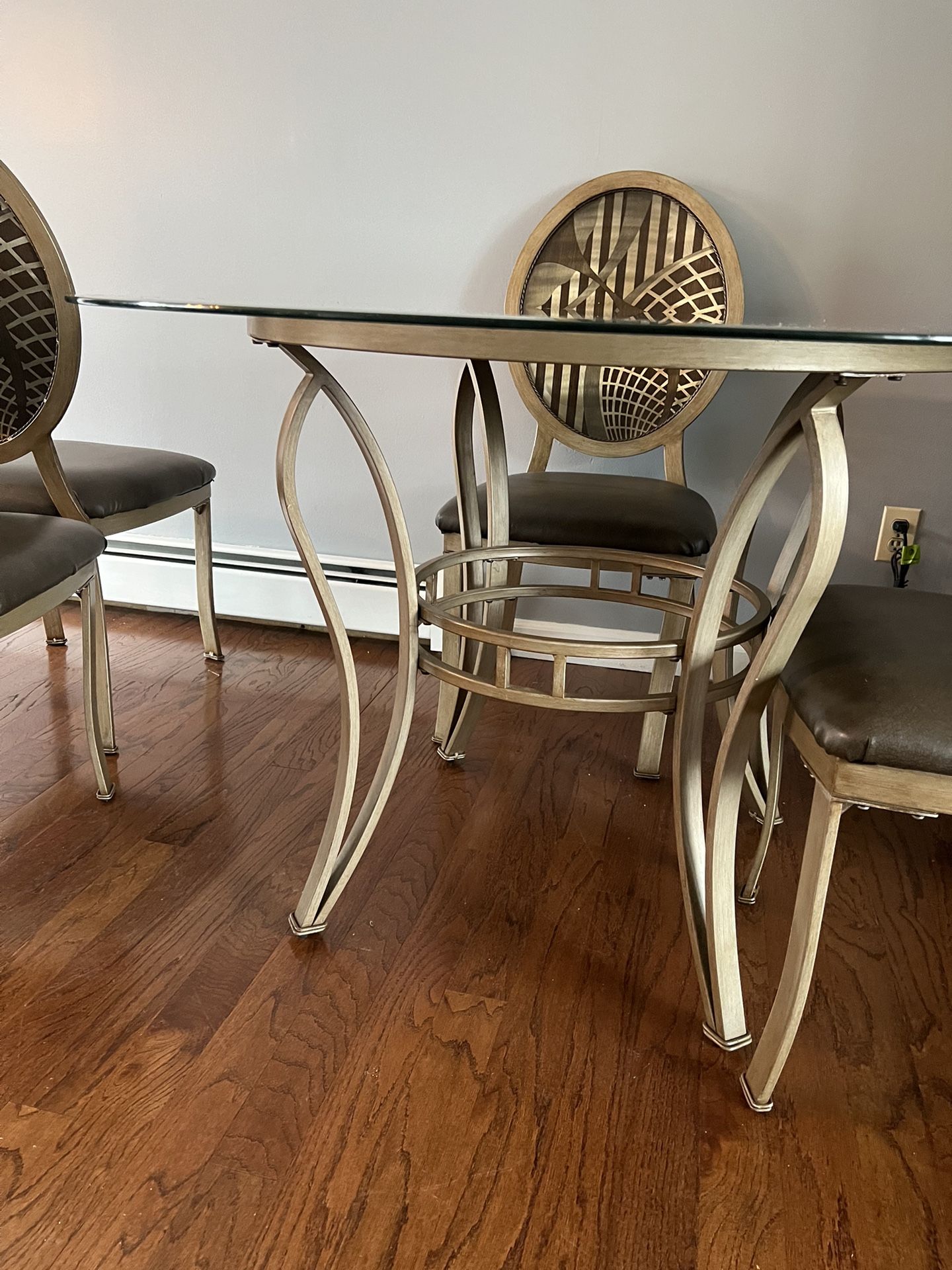Dining    Set With 4 chairs Great Condition