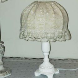 VINTAGE ORNATE WHITE SHABBY CHIC CREAM LACE MUSHROOM TOP SHADE FOOTED TABLE LAMP 