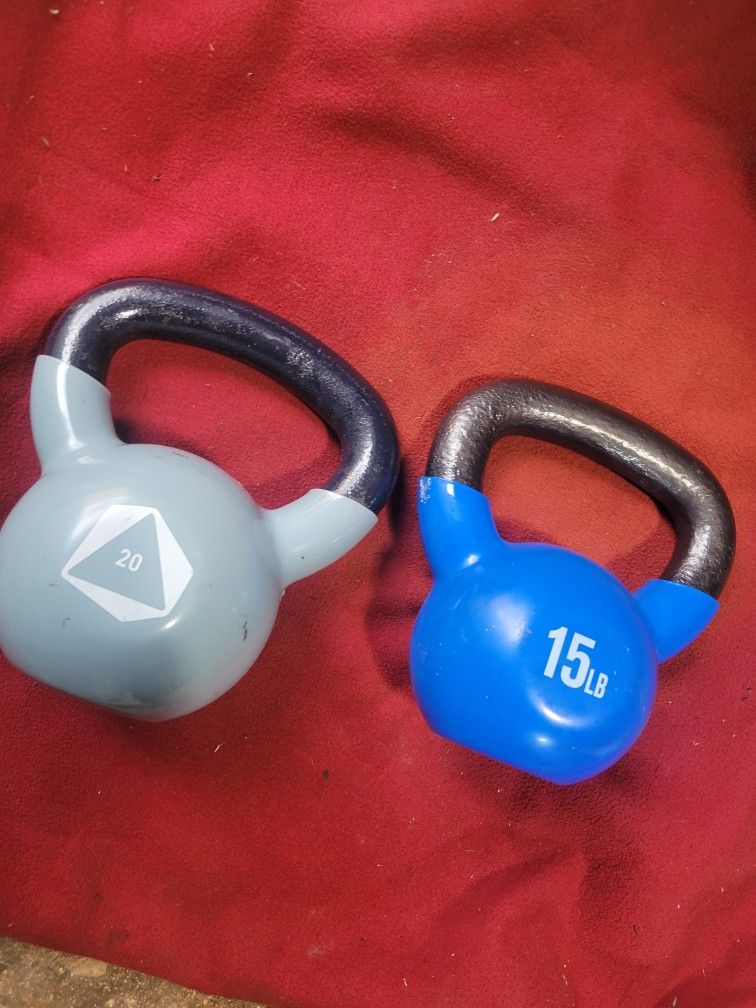 20LB & 15LB KETTLEBELL RUBBER COVER STEEL HANDLE. 35LB TOTAL
11525 S HALSTED DUNKIN DONUTS/7111.S WESTERN WALGREENS
40$ CASH ONLY