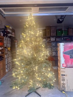 7.5ft Pre-lit  Artificial Christmas Tree( Preowned) 