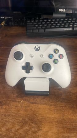 X Box One controller with charging dock