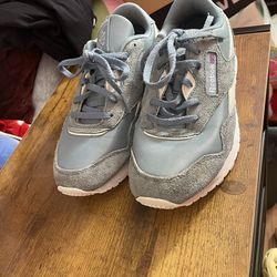 Reebok Size 3 1/2 Tennis Shoe