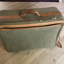 great condition 26 inch hartman suitcase on wheels