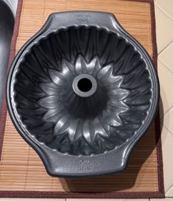 Wilton Flower Fluted Tube Cake Pan - Excellent Condition