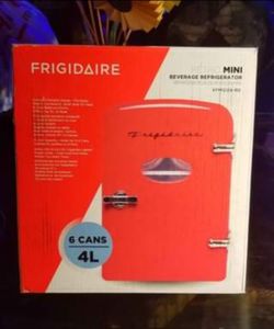 FRIGIDAIRE 6-Can Mini Retro
