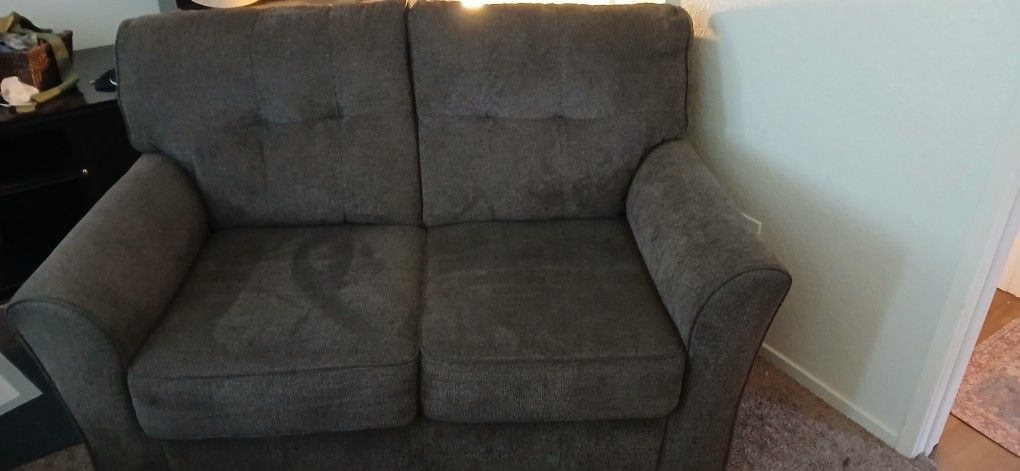 Small Love Seat Couch.. Used Juat A Few Months, Clean No Rips Stains Or Smells