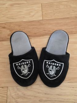 Las Vegas Raiders Slippers. Large Size.